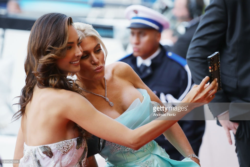 Mới ngày đầu khai mạc, thảm đỏ LHP Cannes đã ngộp thở với loạt váy áo táo bạo